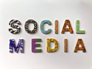 Fridge magnets spelling 'Social Media'
